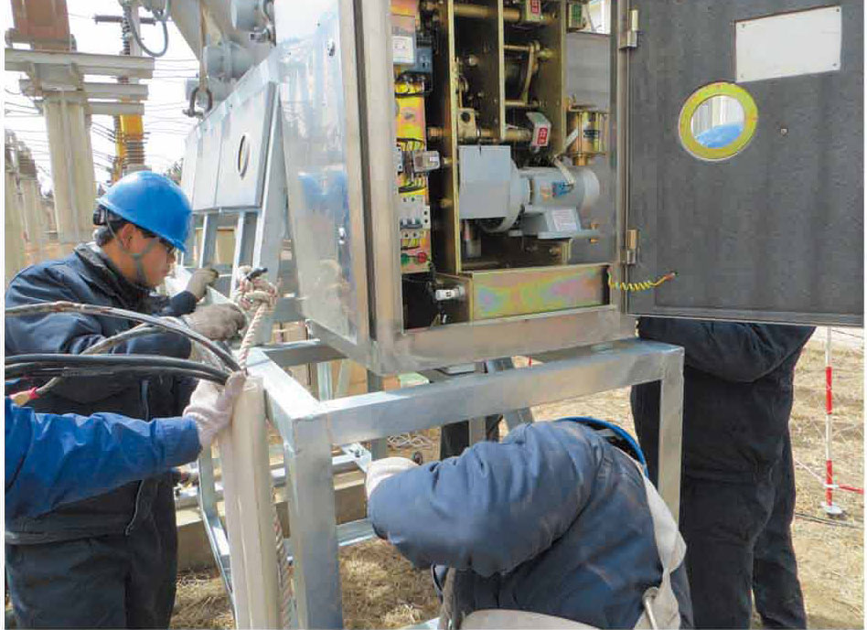 张家口东山坡110KV变电站现场进行35KV断路器引线压接工作