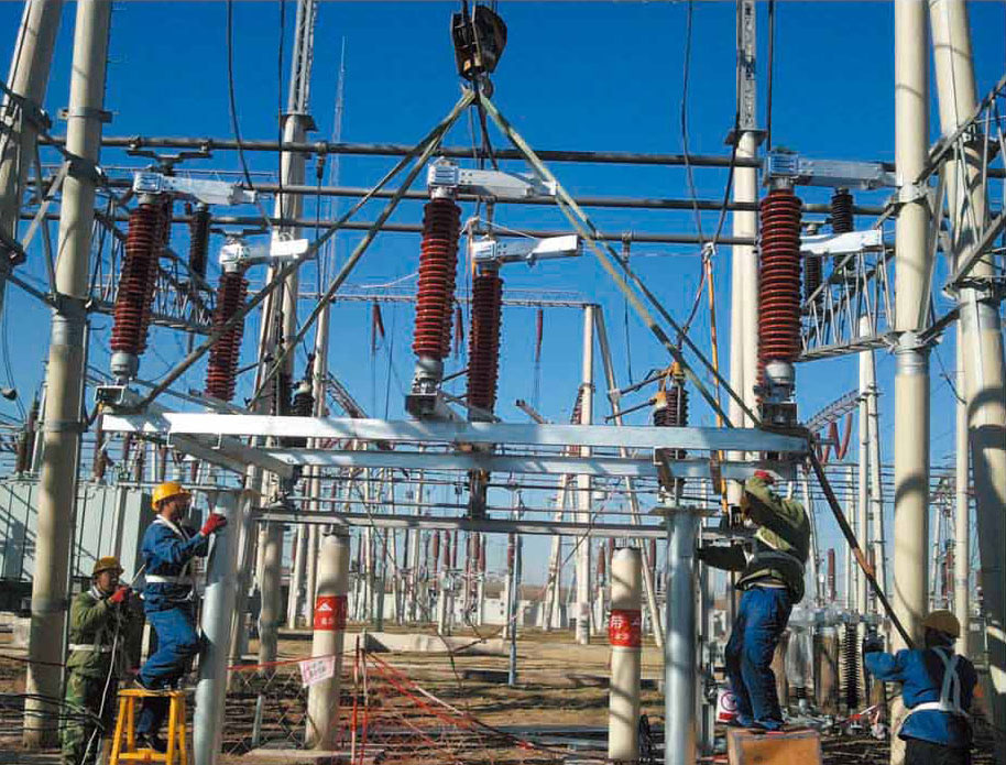 张家口张北220KV变电站对110KV隔离开关进行吊装工作