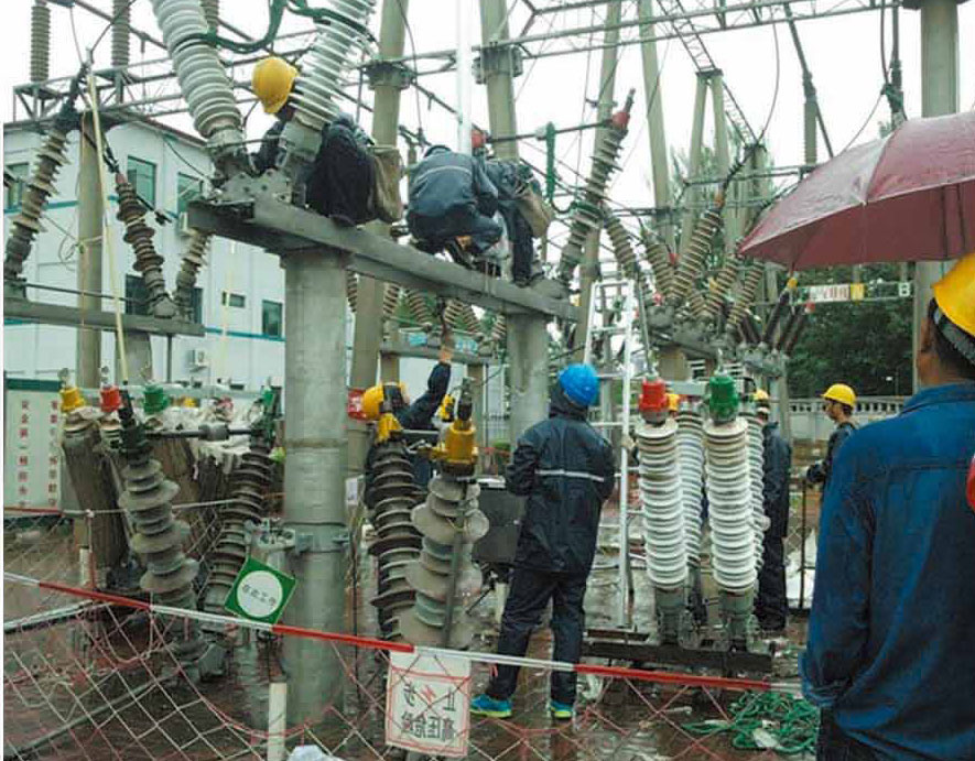 承德袁庄220KV变电站现场冒雨对110KV隔离开关拆卸工作