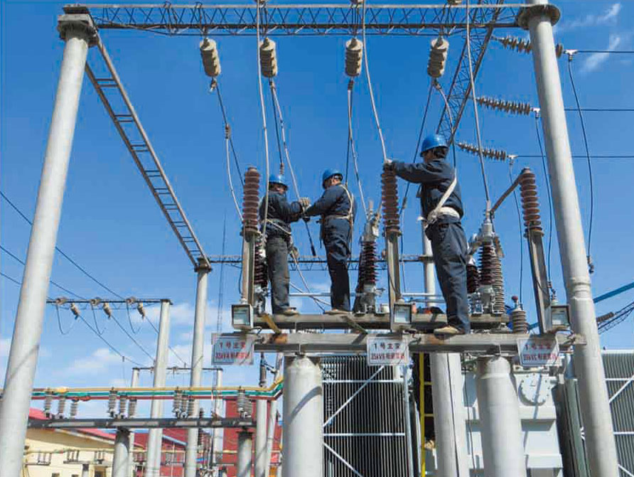 承德东北郊110KV变电站现场对避雷器引线压接工作