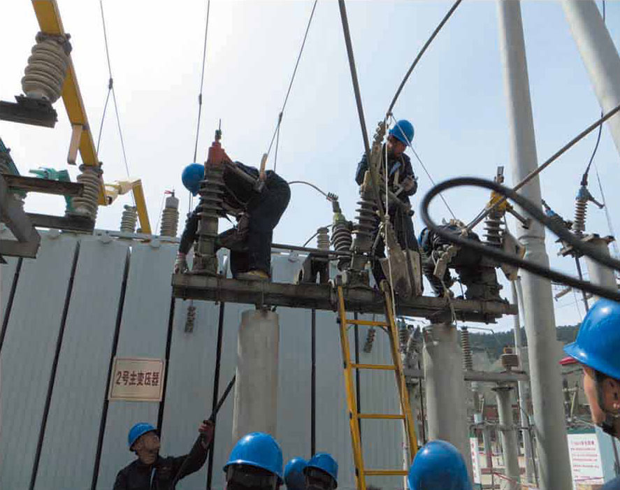 承德寿王坟110KV变电站现场对35KV隔离开关拆卸工作